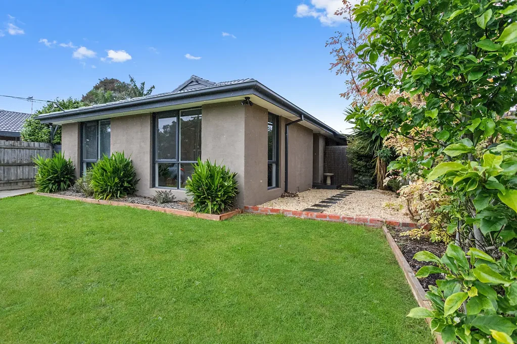 Tyabb 4房 宽敞主卧带步入式衣帽间 滑动门通向遮盖露台 北向采光充沛 现代厨房功能齐全 围栏停车位两车可停 Peaceful, Private and Perfectly Positioned.