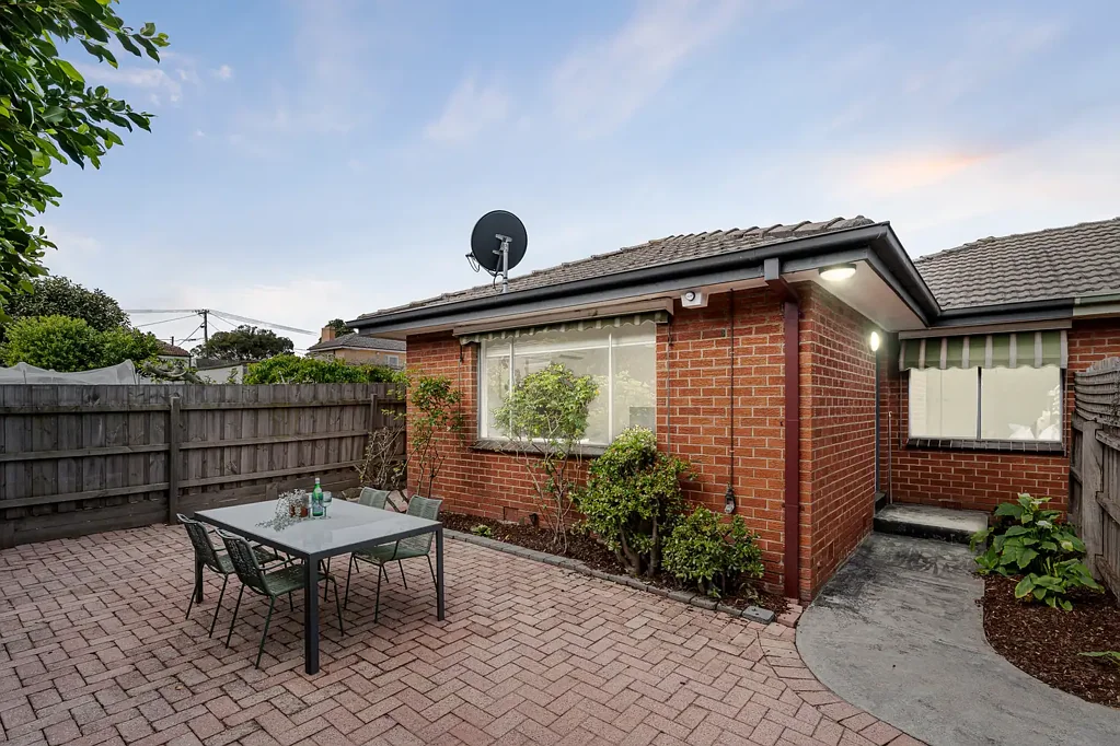 Oakleigh East 2房 黄金地段Oakleigh 东  精美砖砌公寓  宽敞两卧  全围栏庭院  专用车库  学区房  低维护  交通便捷 Private, Peaceful & Perfectly Positioned