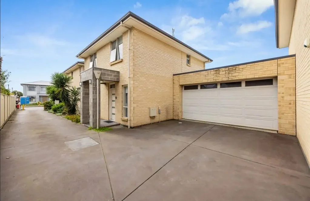Oaklands Park 3 Bedroom Low Maintenance Living in Prime Location!