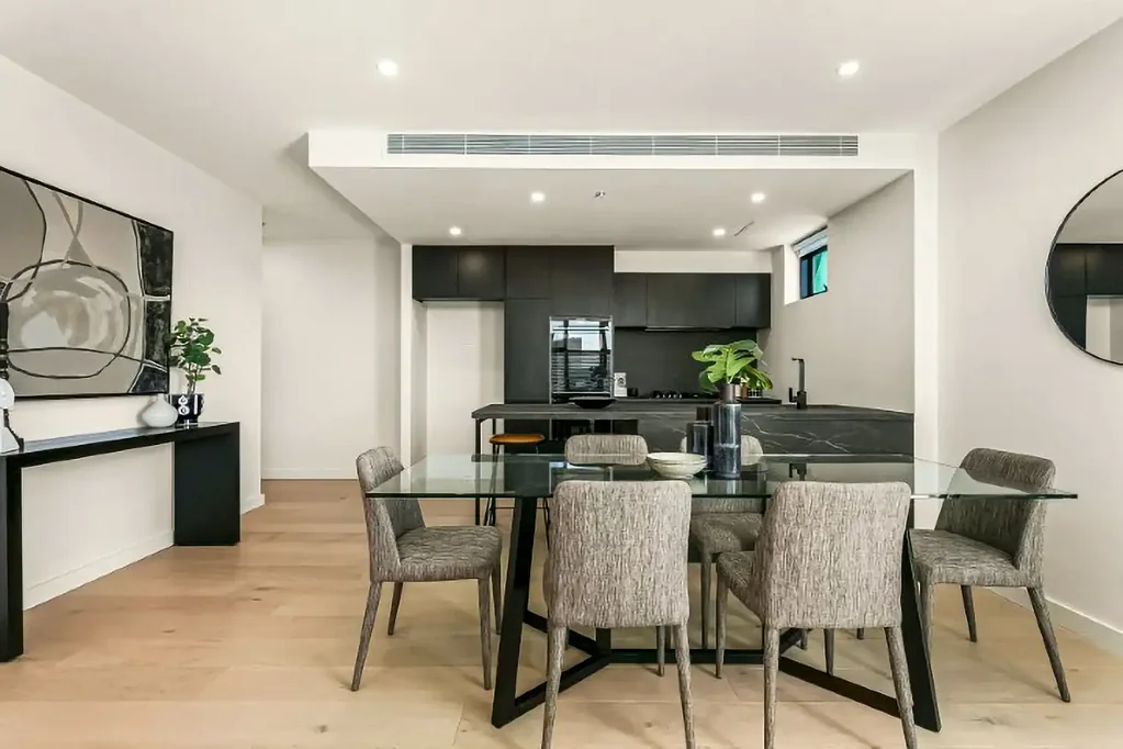 Collingwood 3房 尊贵地段 心脏地带 豪华装备 历史建筑美景 橡木楼梯 私人电梯 意式陶瓷台面 Asko电器 智能照明 地下停车场 低业主费用 独特设计 私人查看 惊艳之作 Must Inspect: Luxurious Skyhome in Vibrant Collingwood