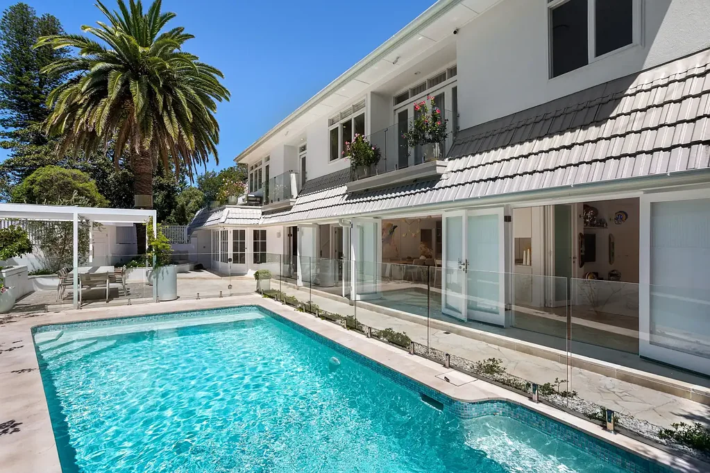 Point Piper 4房 私人车道尽头 隐私景观 田园诗般生活 多功能户型图 宽敞两楼层 著名学校环绕 精品商店近便 高端家电配备 全屋舒适系统 "Made for Entertaining" Beautifully Renovated Blissfully Private Designer Harbourside Family Home offers Effortless Indoor/Outdoor area Gardens & Pool