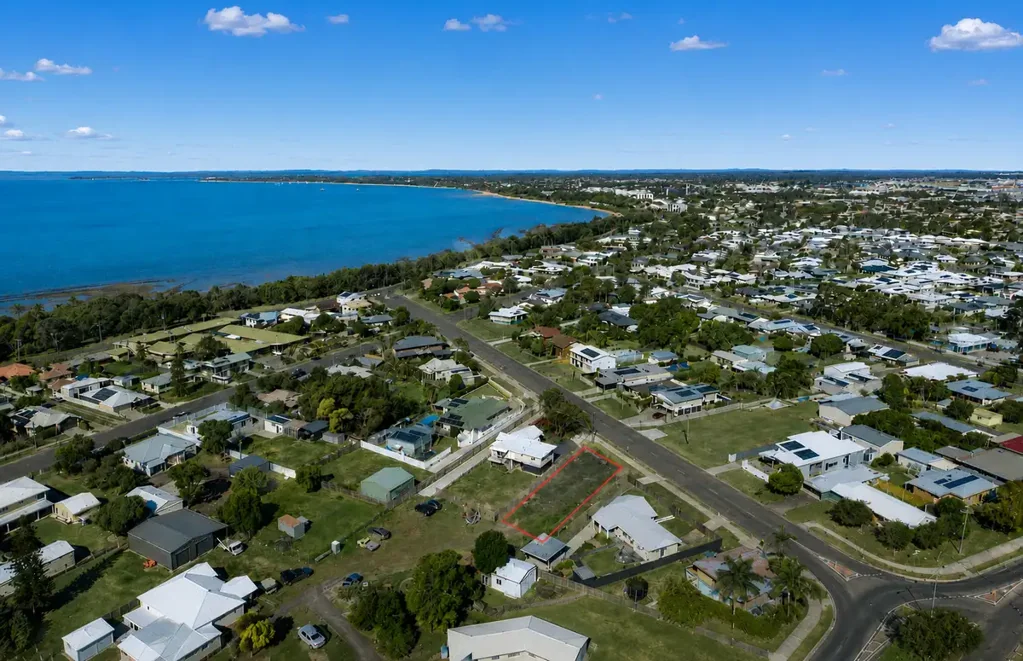 Point Vernon  Coastal Opportunity in Sought-After Point Vernon