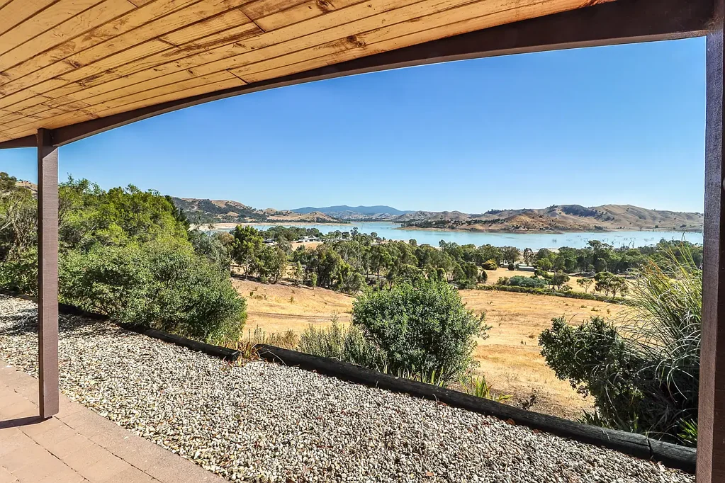 Bonnie Doon 3બેડરૂમ Step Back to the 80s - A Solid Classic with Spectacular Lake Views