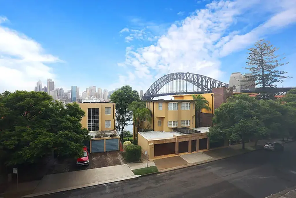 Experience the Best of Sydney Living with a Modern Apartment for Rent with Great Location and Amazing View of the Harbour Bridge