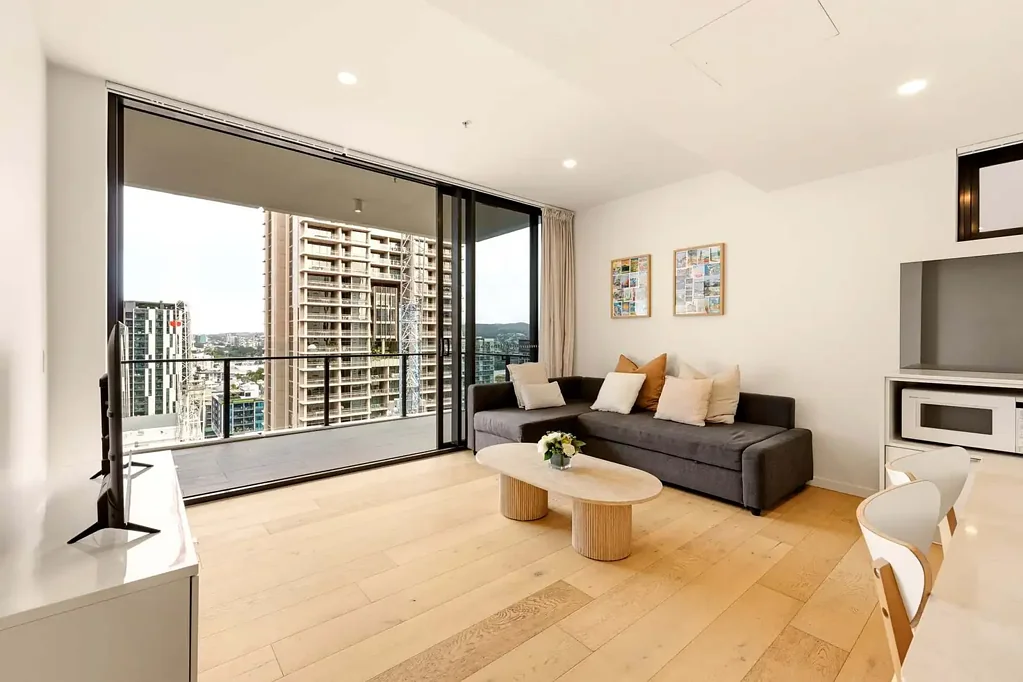 South Brisbane 2房 Ivy & Eve时尚公寓 中心地段便利 采光充足 开放式布局 私人阳台 现代厨房 高端设施 歇区步行可达 Resort-Style Inner-City Living in the Heart of South Brisbane