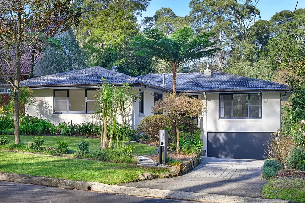 Wahroonga 5Phòng ngủ Impressively proportioned for ultimate family comfort - Walk to village and station