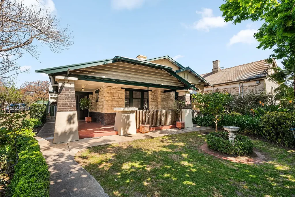 Norwood 4Habitaciones A c.1925 Beauty with The Parade Lifestyle at Your Feet.
