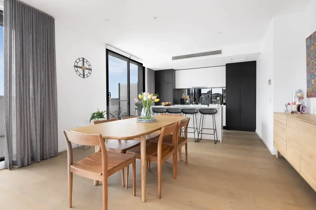 PENTHOUSE STYLE APARTMENT WITH ENORMOUS BALCONY!