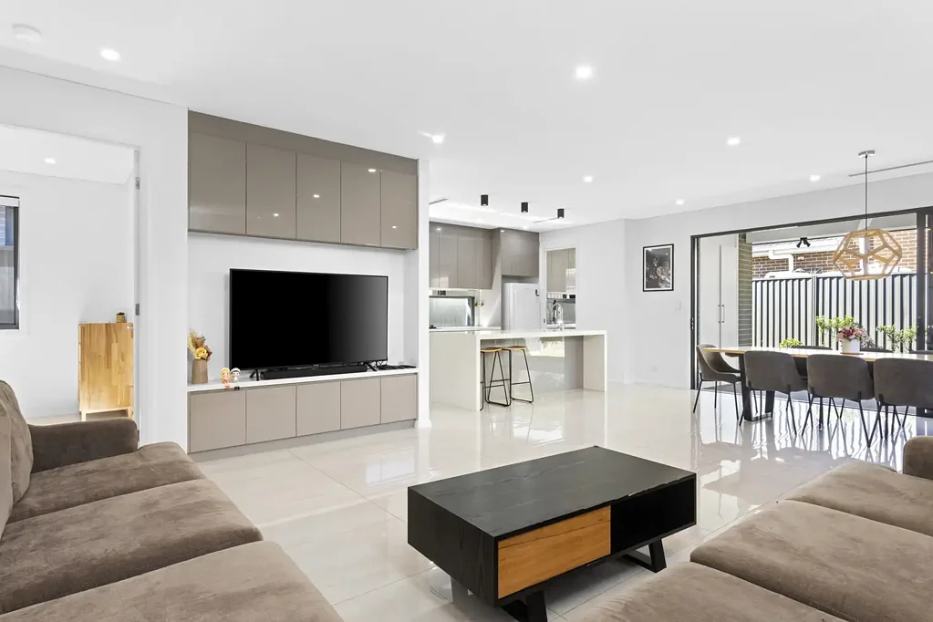 Schofields 4房 面向保护区、阳光充足的定制单层家庭住宅！ Reserve Facing, Sun-Drenched and Custom Built Single Level Family Home!