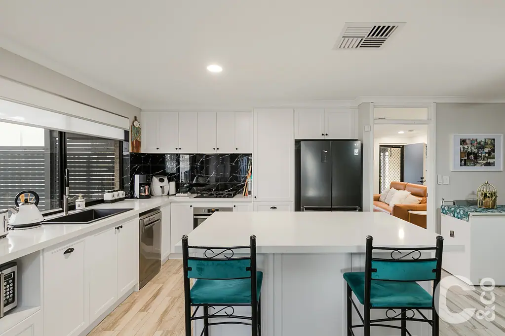9 Oakfield Gardens, Parmelia, WA 6167