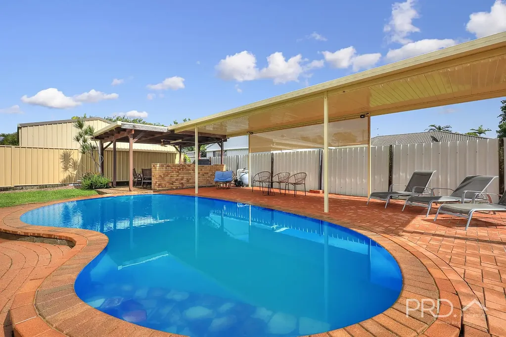 Urangan 3Kwarto 3 BEDROOMS - SPARKLING INGROUND POOL - CURRENTLY LET AS AIRBNB - FULLY FURNISHED - BEAUTIFULLY PRESENTED - 750 METRES TO MARINA - HIGH DOUBLE CARPORT