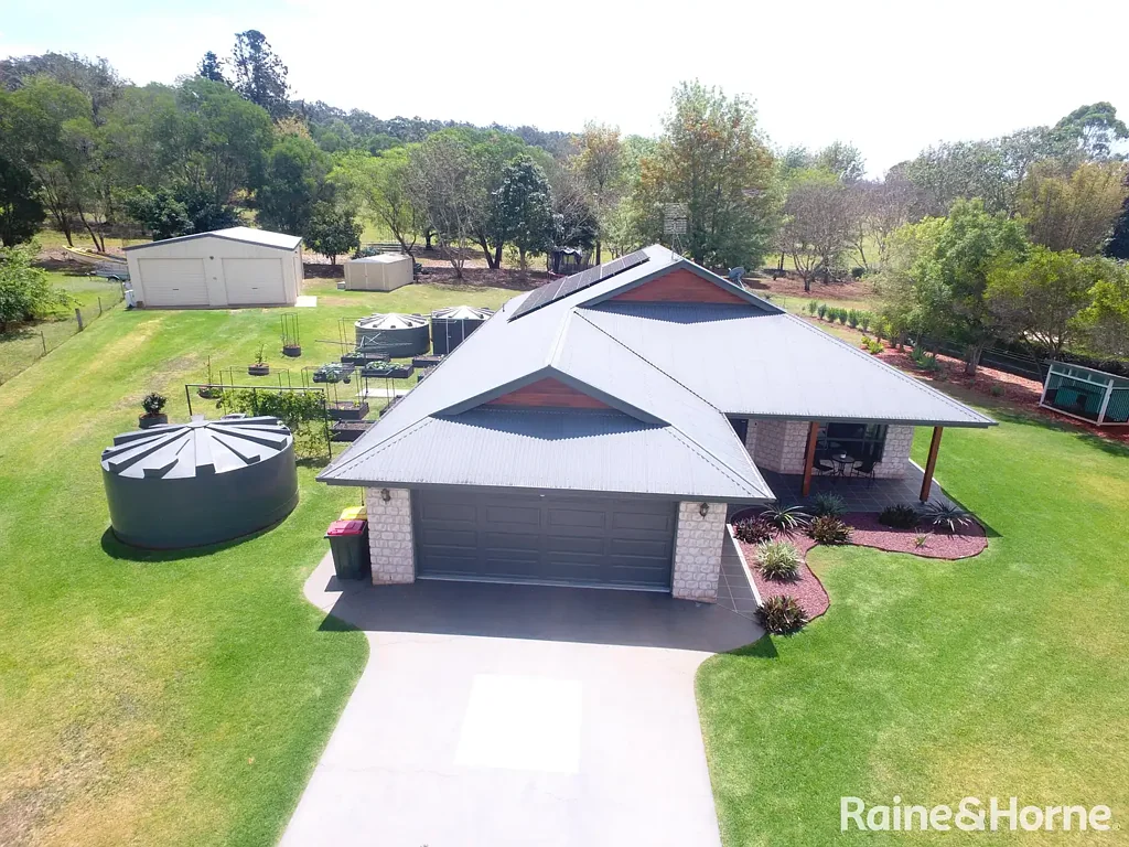 Kingaroy 4房  Impressive Executive Home on 4,127m² with Stunning Bunya Mountain Views
