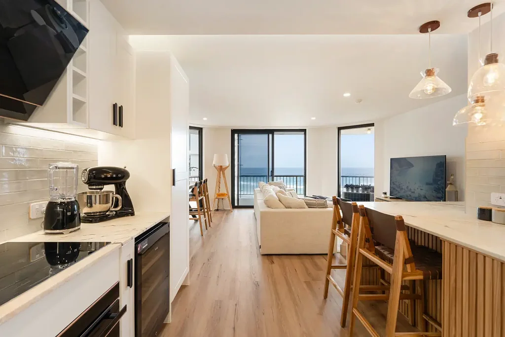 Main Beach 2房  A Rare Offering. A Complete Reinvention.