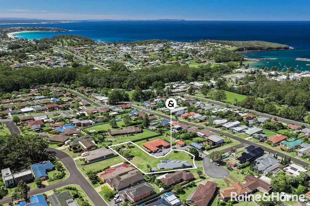 Ulladulla 3房  Ocean Views & Endless Potential in the Heart of Ulladulla
