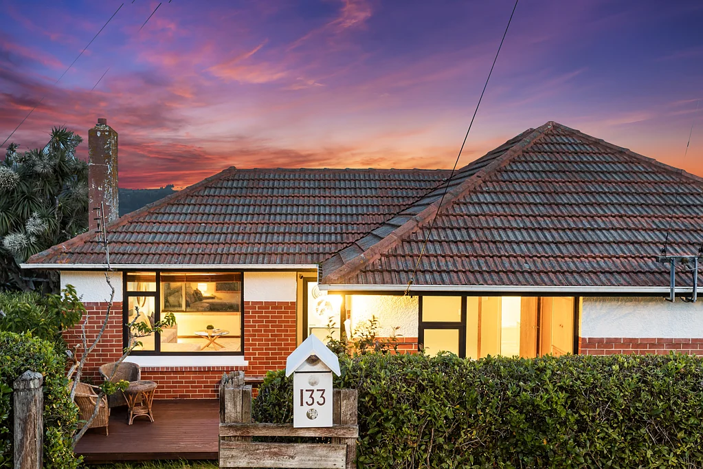 Dalmore 3房  Sun-filled brick home with views