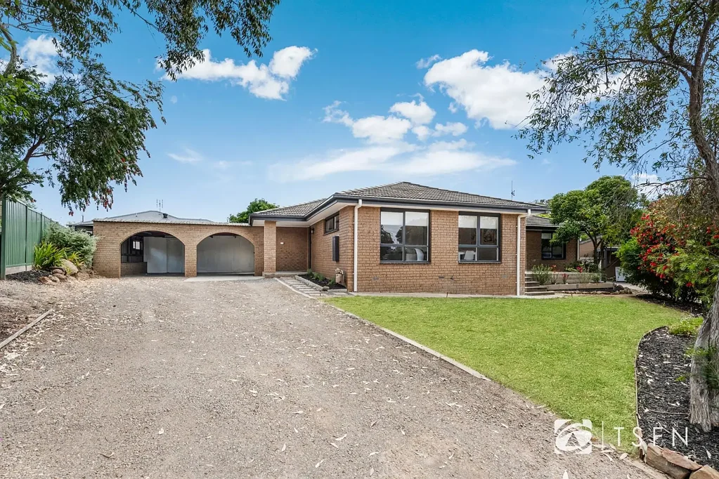 4 & 4 a Earls Court, Golden Square, VIC 3555
