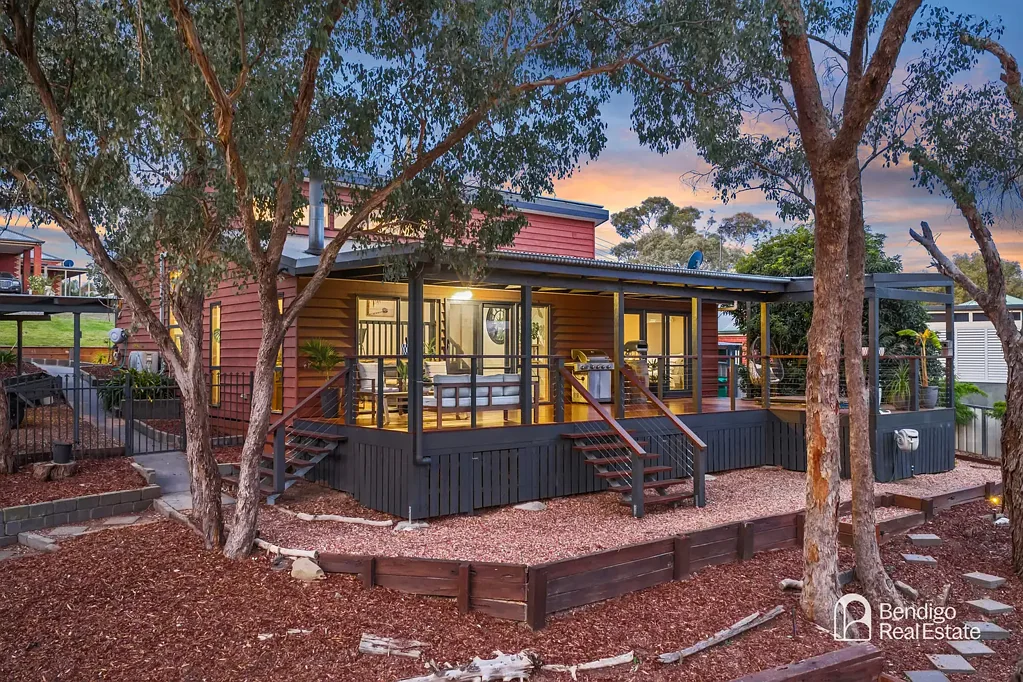 Kangaroo Flat 3غرفة نوم Elevated Timber Charm on a Spacious Corner Haven