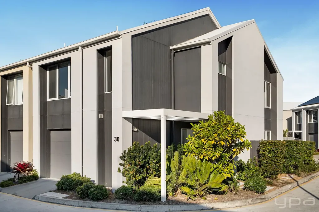 Pimpama 3 Bedroom Move-In Ready, Modern Corner Townhome Living!