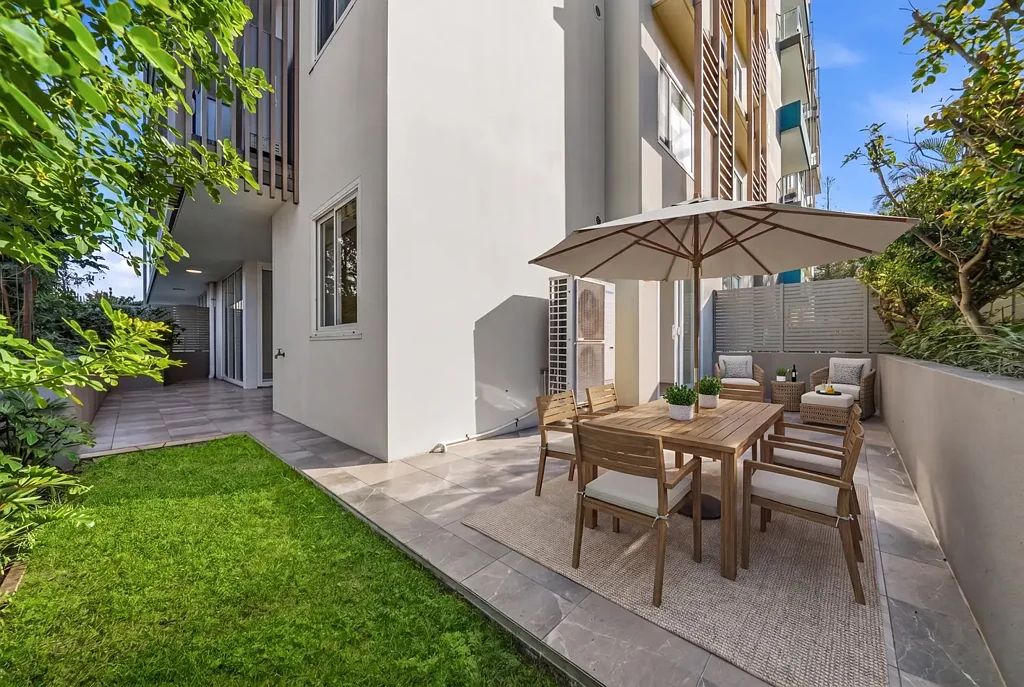 Southport 2Phòng ngủ VACANT MUST BE SOLD - OVERSIZED GROUD FLOOR WITH SPACIOUS INDOOR-OUTDOOR LIVING
