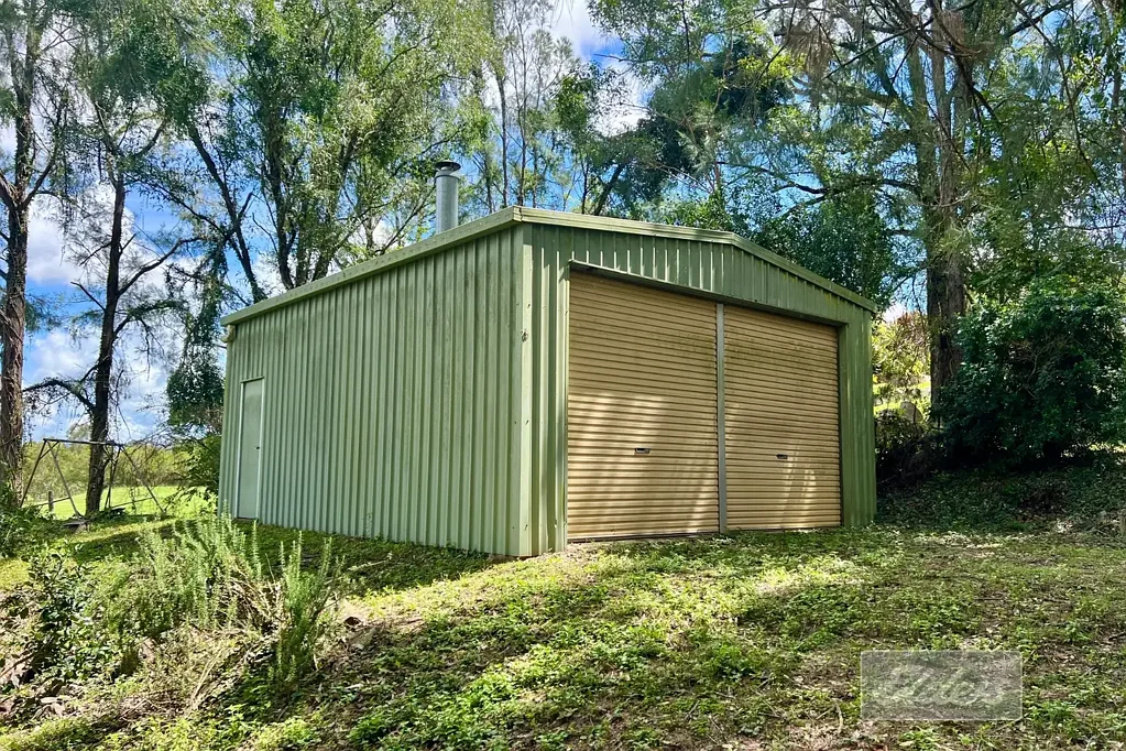 Jones Hill  A Country Lifestyle with City Convenience!