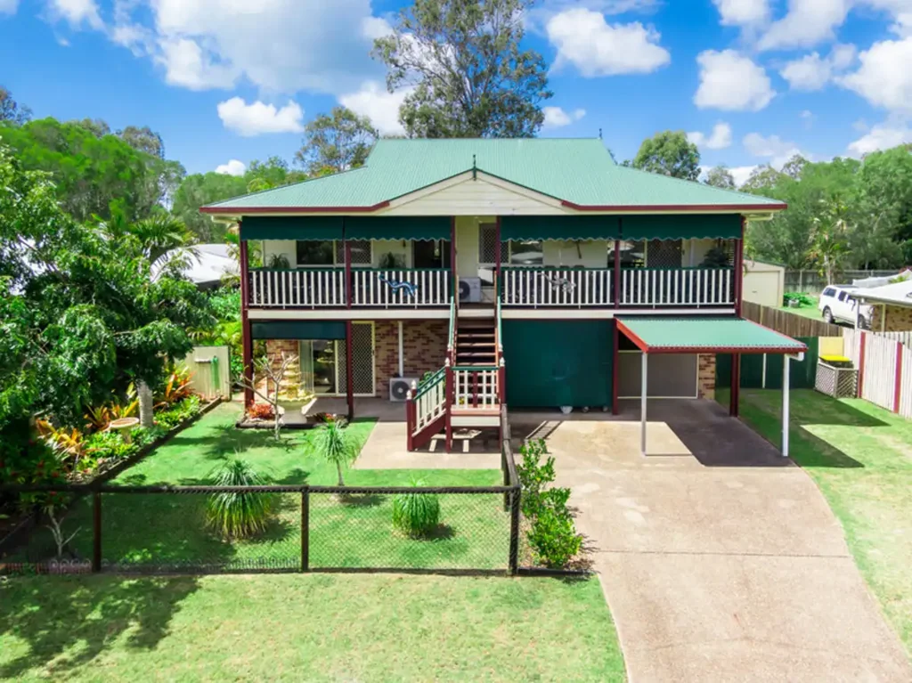 Toogoom 4部屋 Potential Dual Living Brick Home on 851m² – Ideal for Extended Families or Investment