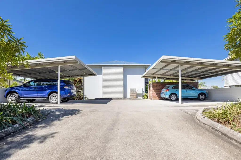 FANTASTIC 2 BED 2 BATH UNIT - SMALL COMPLEX of 4 - CLOSE TO AMENITIES!
