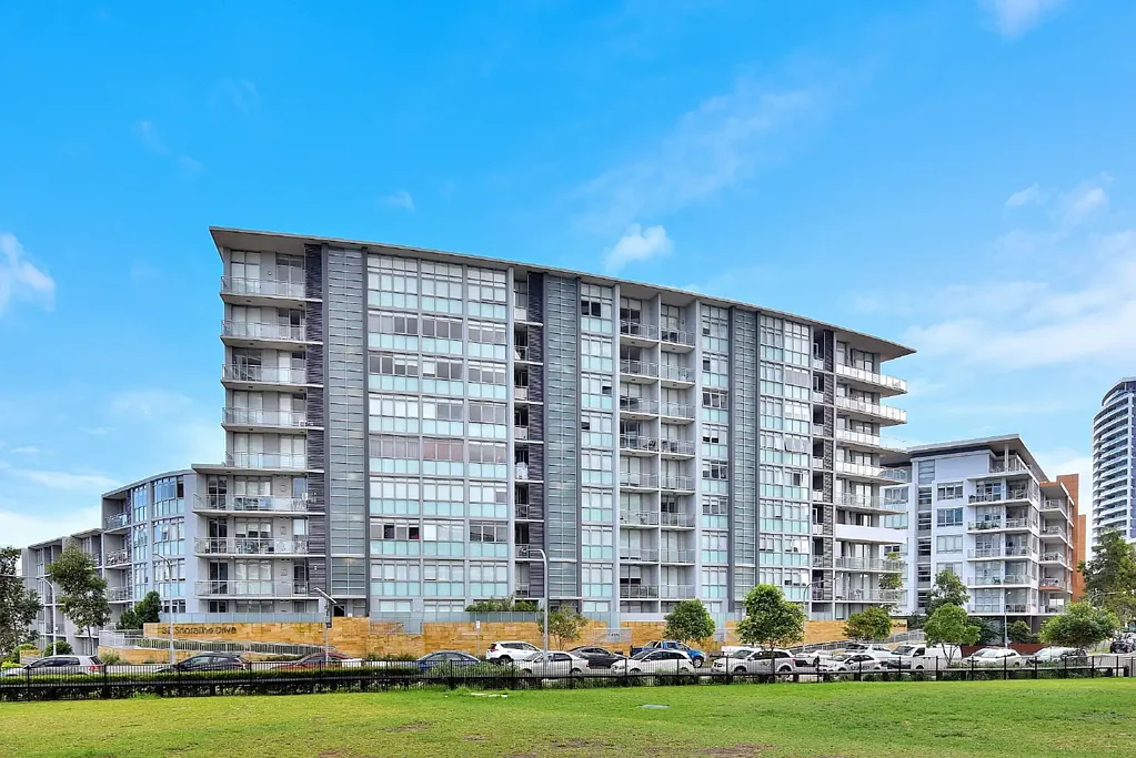 Water View Stylish & Bright Two Bedroom Apartment