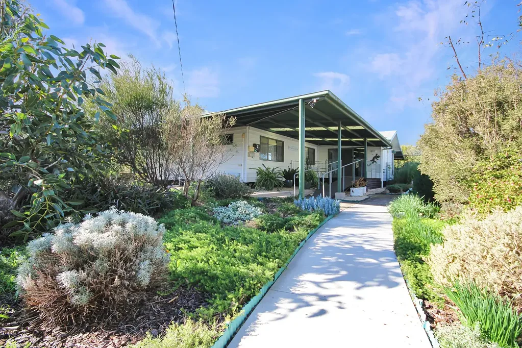 Murtoa 3 Bedroom Beautiful Home with Incredible Gardens