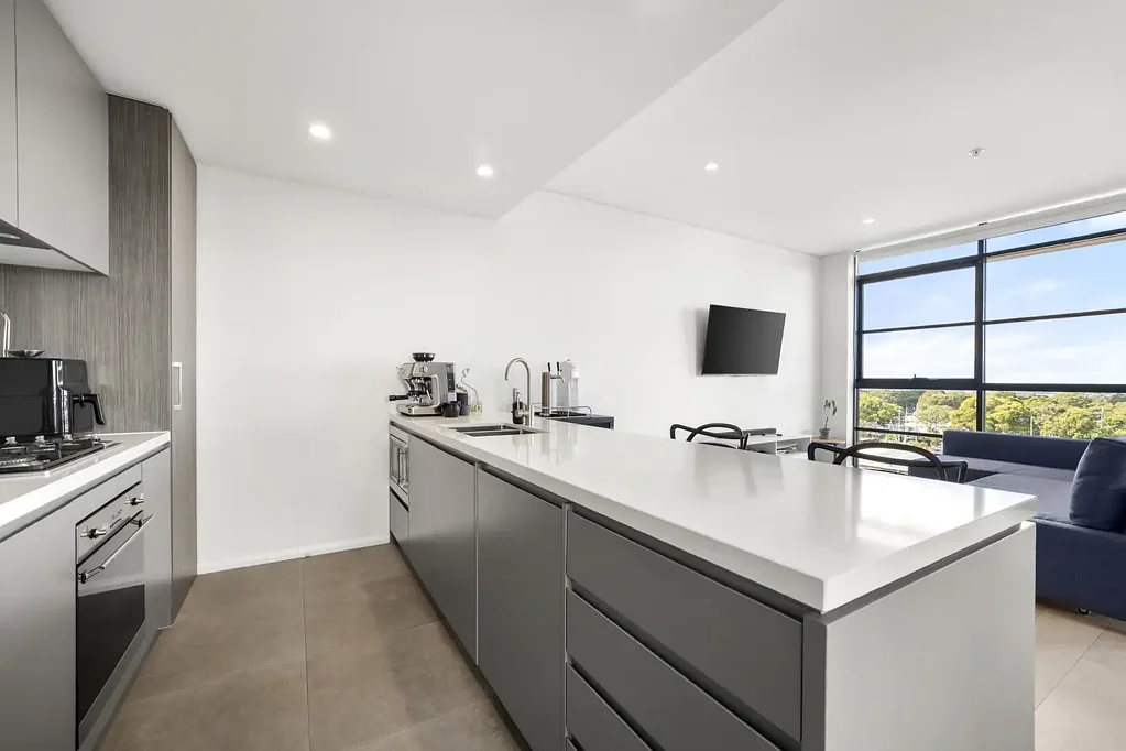 Kirrawee 2房  Open Plan Living with Oversized Entertaining Balcony