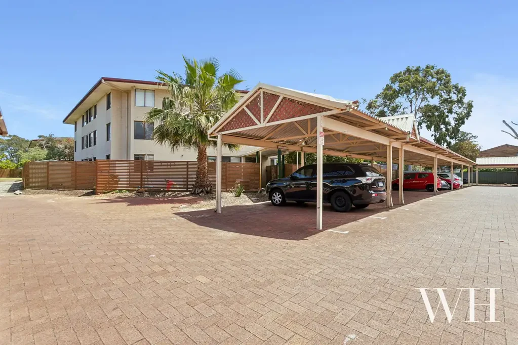 Wembley 2房  Elevated Living: Lakeside Location & Lifestyle