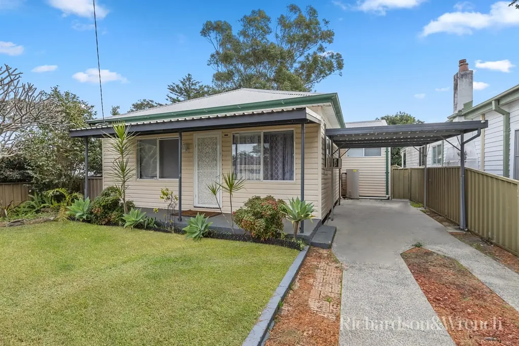 Ettalong Beach 5房  Versatile Dual-Income Opportunity in Prime Ettalong Beach Location