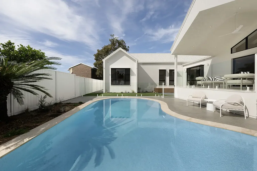 Burleigh Waters 4 Slaapkamer A Statement in Coastal Luxury, Turn-Key Burleigh Waters Residence
