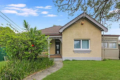 Penshurst 4બેડરૂમ Prime Penshurst Opportunity – Corner Position Full Brick Home with Development Potential