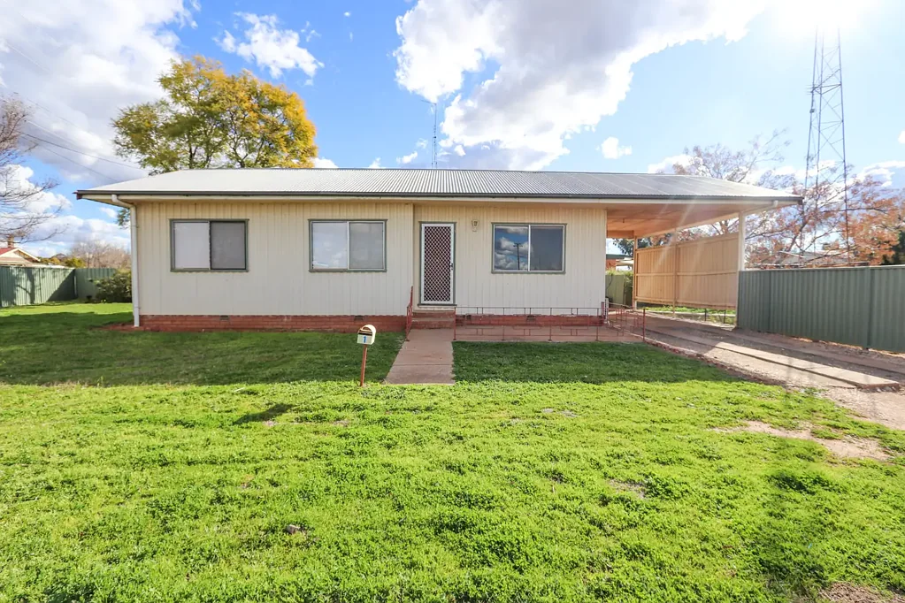 West Wyalong 3ਬੈੱਡਰੂਮ Perfect First Home or Investment Opportunity