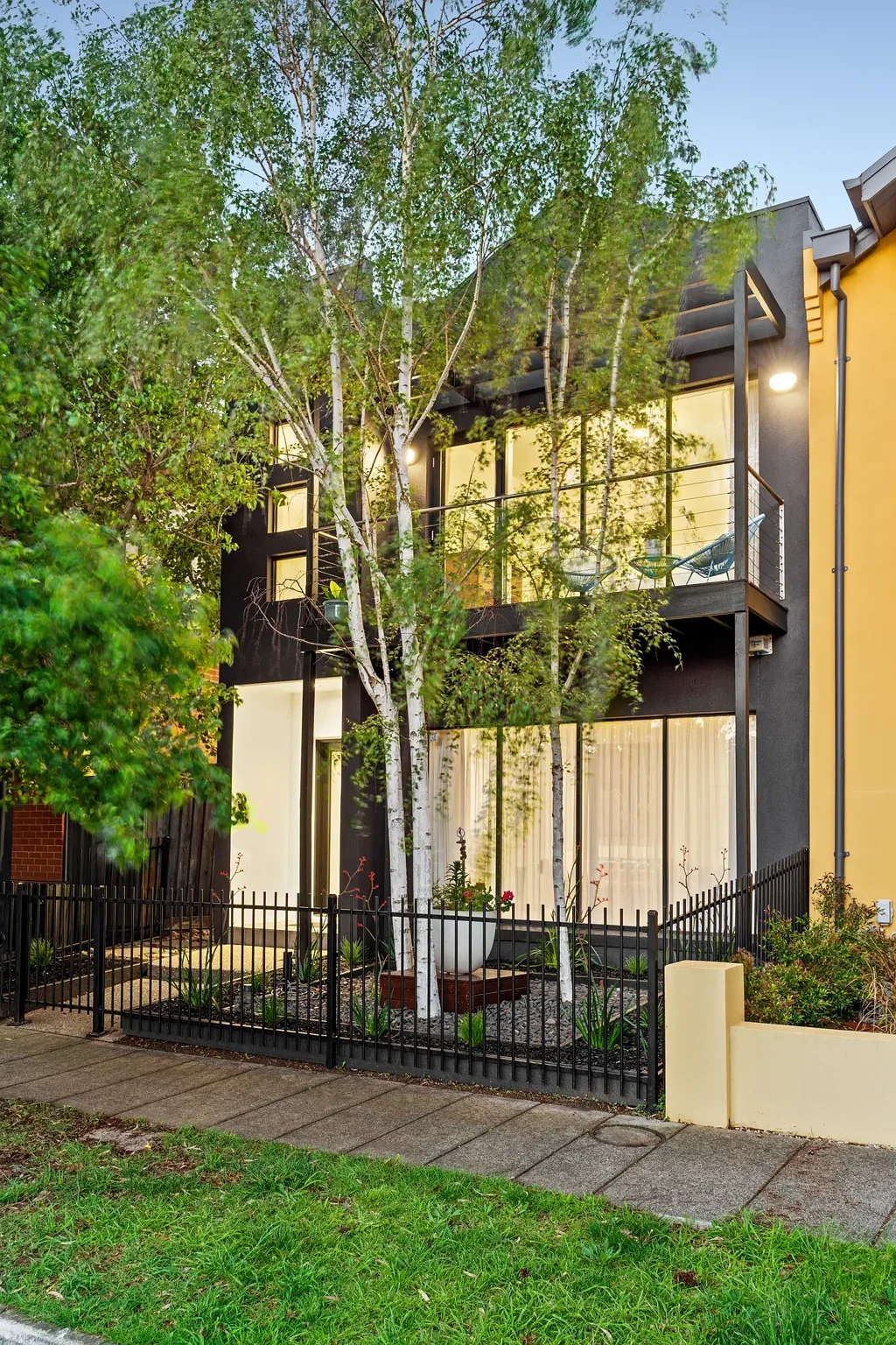 Newport 3房 10英尺高顶 黑木地板 多个生活区 不锈钢厨房 超大卧室 成熟花园 分体式冷暖 朝北采光 步行公园车站 Light-Filled Living in a Prized Newport Pocket