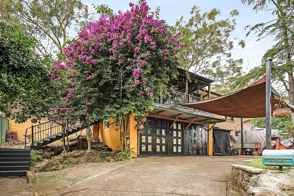 Oatley 5房 宁静小巷私享 丛林环绕景观 游泳池娱乐空间 拱形木梁设计 独立浴缸特色 五卧多区布局 Quirky, Cool & Completely One of a Kind