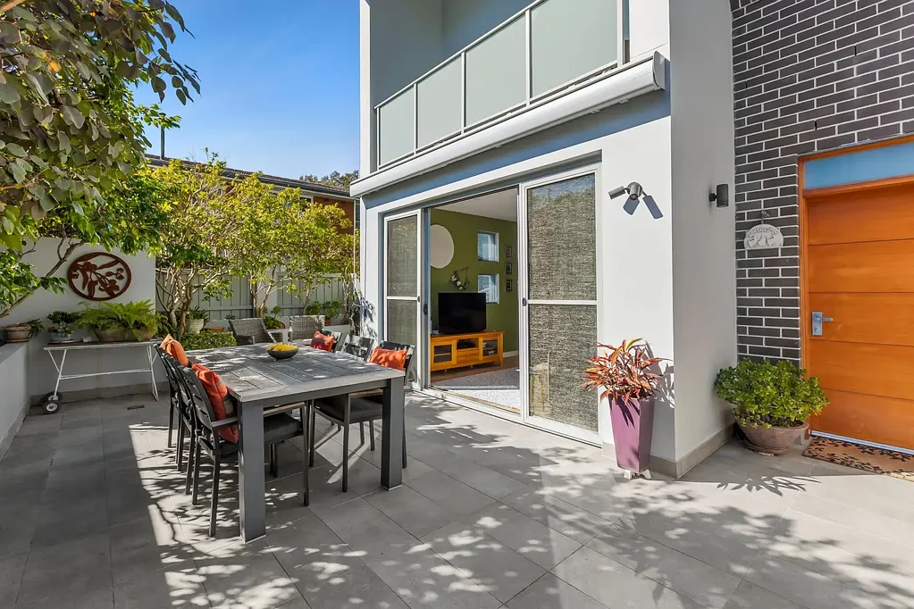 Newport 4कमरा North-Facing 406sqm Townhome with Exceptional Versatility