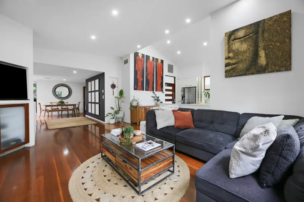Burleigh Heads 5غرفة نوم Rare Burleigh Heads Dual Living Opportunity | Exceptional Income Potential | Walk to Everything