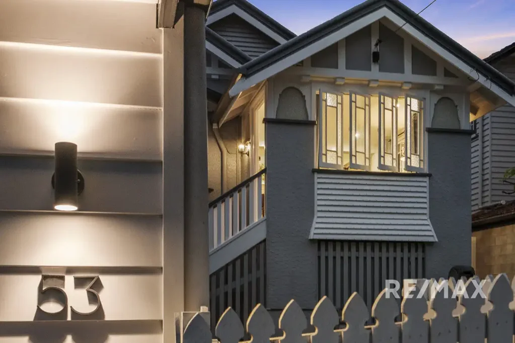 Coorparoo 4房 珍贵地段 Coorparoo 539m2宽绰庭院 充足储物 5kw太阳能 紧邻名校 便捷交通 Quintessential Coorparoo Character Home