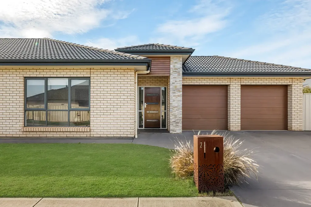 Parafield Gardens 5房  Contemporary 2014 Custom Built Corner Abode