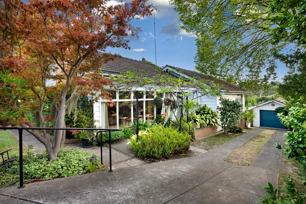 Mount Waverley 4房  Classic Charm in Premium Mount Waverley - 802m2 Approx