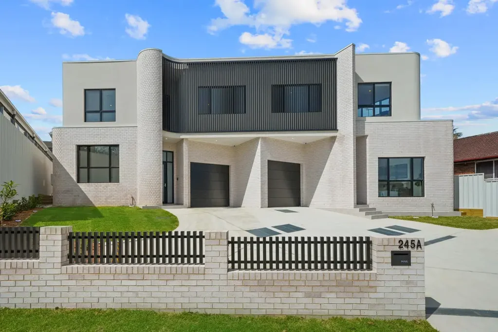 Dundas 5બેડરૂમ Brand New Modern Duplex | Spacious 5-Bedroom Family Home | Entertainer’s Delight