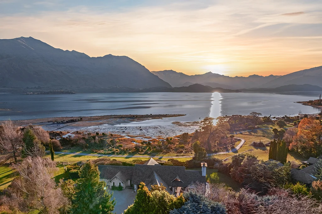 Wanaka 4ਬੈੱਡਰੂਮ Distinguished lakefront residence