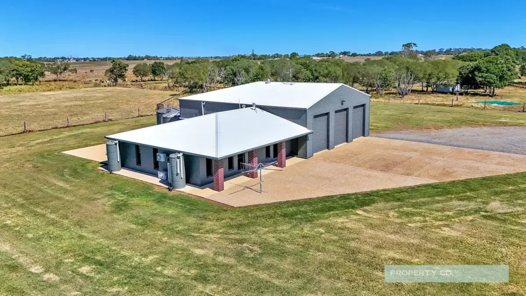 Kalkie 3ਬੈੱਡਰੂਮ THE ULTIMATE MAN SHED WITH ATTACHED LOW MAINTENANCE RESIDENCE ON 1.134HA – MIDWAY BETWEEN TOWN & COAST!