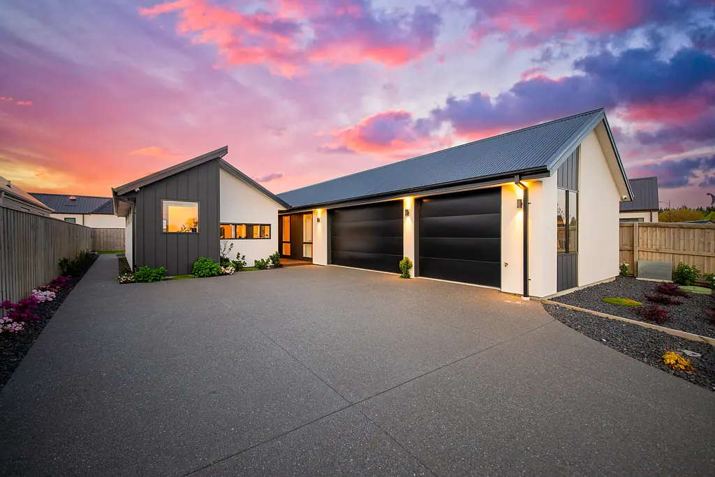 Marshland 3 Slaapkamer Luxury Family Home with Triple-Car Garage