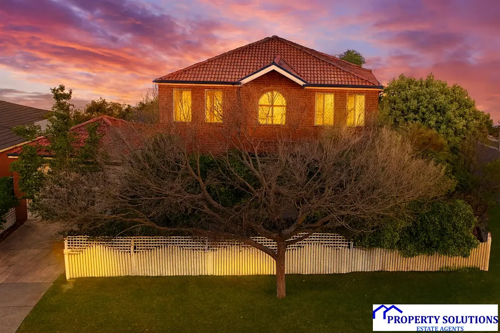 Cranbourne West 5 Slaapkamer Spacious Family Home with Huge Potential on a Prime Corner Block