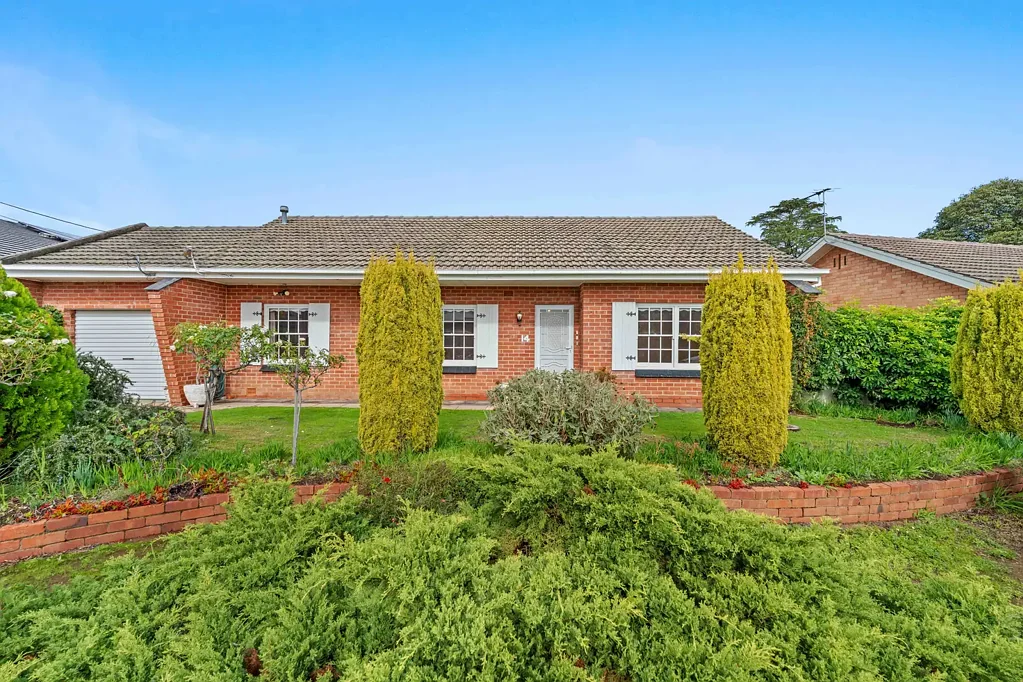 Rostrevor 2Zimmer Original Colonial Classic With A 21.33m Frontage  (approx)