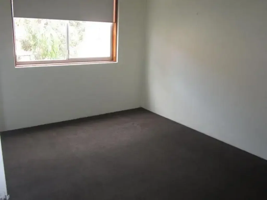 BRIGHT & SPACIOUS MID FLOOR 3 BEDROOM UNIT IN SECURITY BUILDING