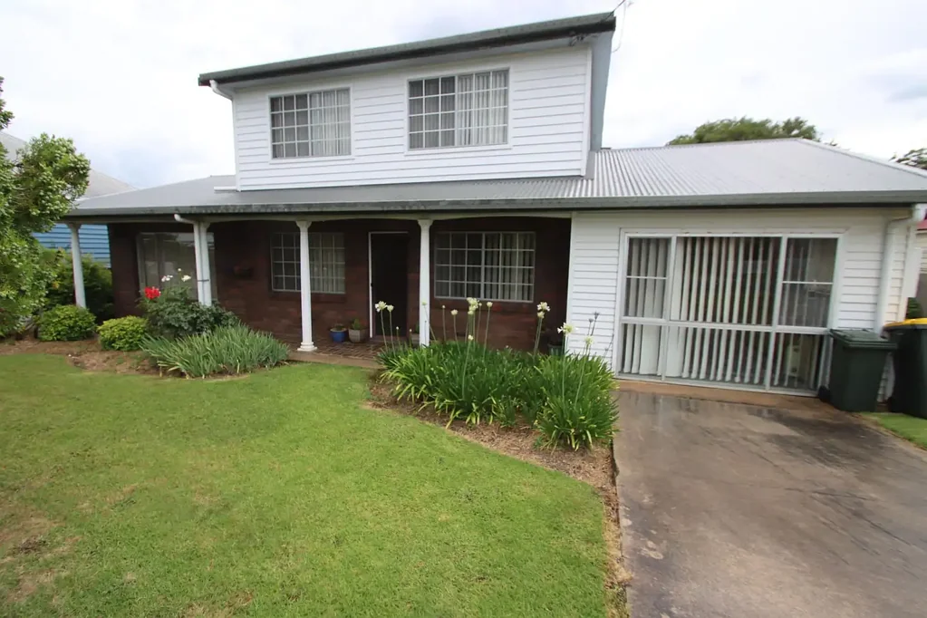 Tenterfield 4房  Double storey entertainer..