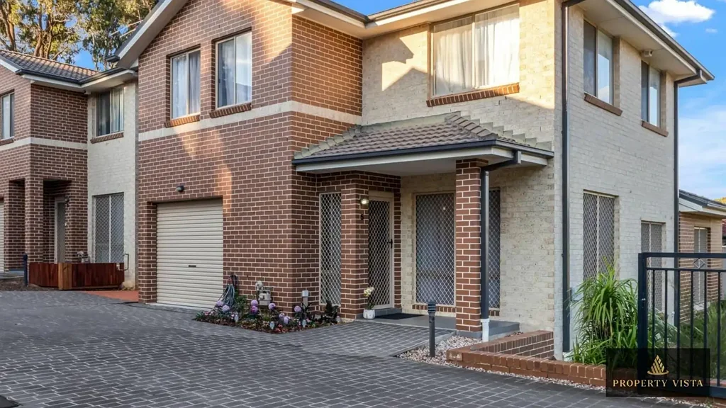 Toongabbie 5房 五卧联排别墅 主卧带套间 开放式起居 现代厨房 私人庭院 石材台面 楼层宽敞布局 宁静家庭街道 轻轨近便 Contemporary Family Living in the Heart of Toongabbie